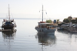 Le barche in partenza dal fiume